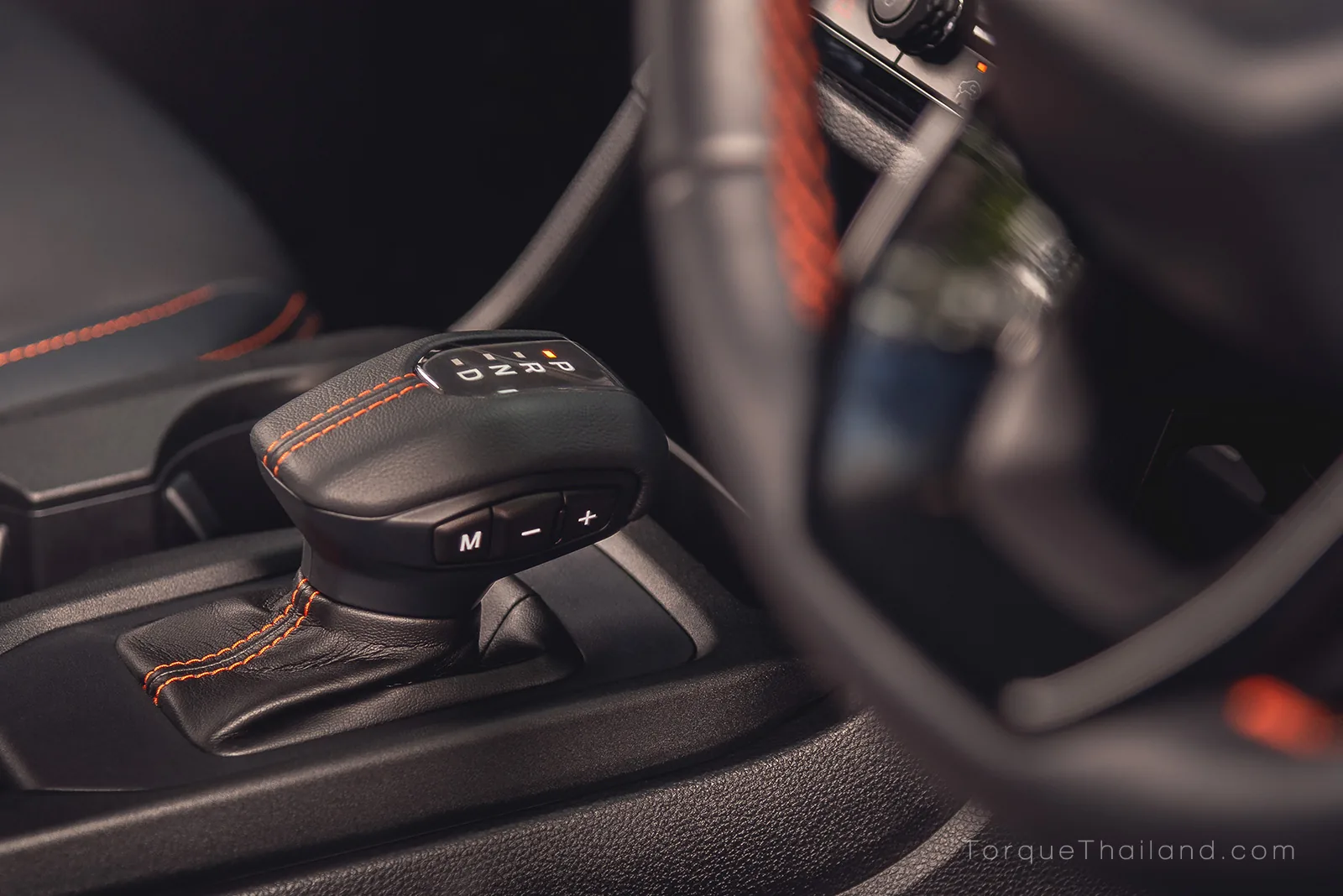 คันเกียร์แบบ Joystick หรือ e-Shifter บนคอนโซลกลาง ควบคุมการทำงานของระบบเกียร์อัตโนมัติ 10 จังหวะ รหัส 10R80 ด้วยระบบไฟฟ้า