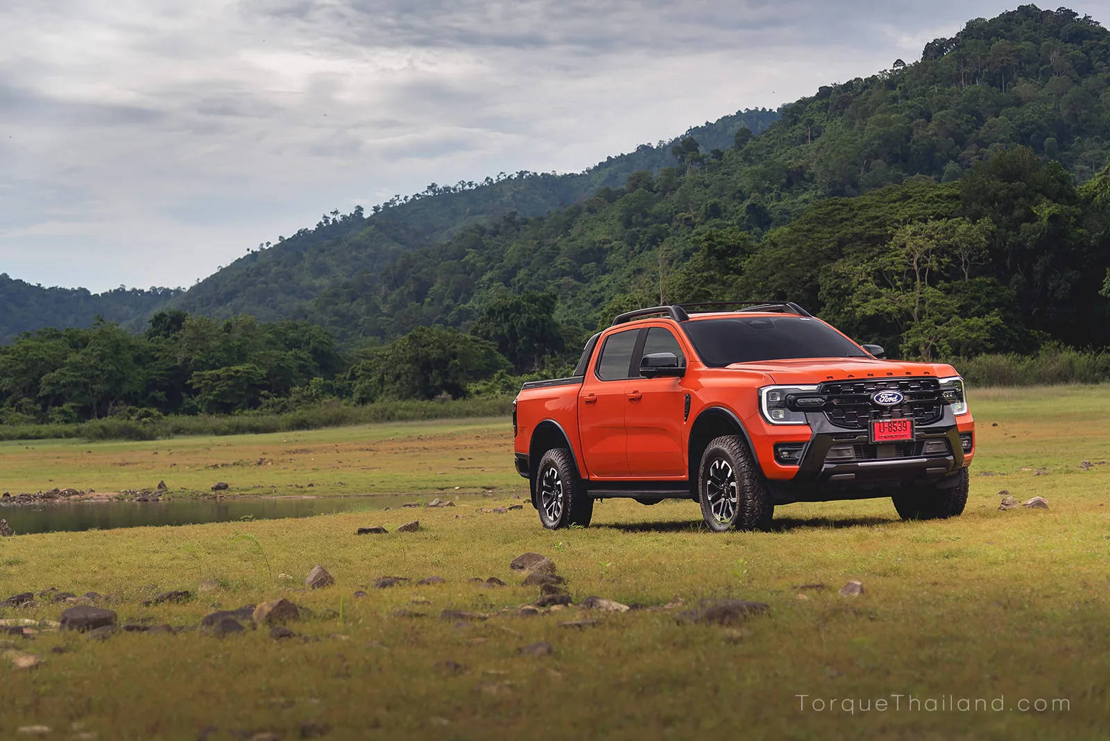 รถกระบะ 2026 Ford Ranger Wildtrak X เต็มคันมุมหน้าเฉียง ในราคาจำหน่ายอย่างเป็นทางการในไทย 1,469,000 บาท