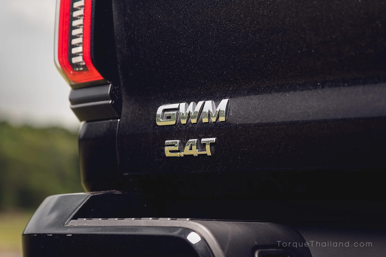 ตัวอักษร GWM และ 2.4T บนฝาท้ายฝั่งซ้ายของรถ สำหรับแสดงยี่ห้อและชนิดเครื่องยนต์