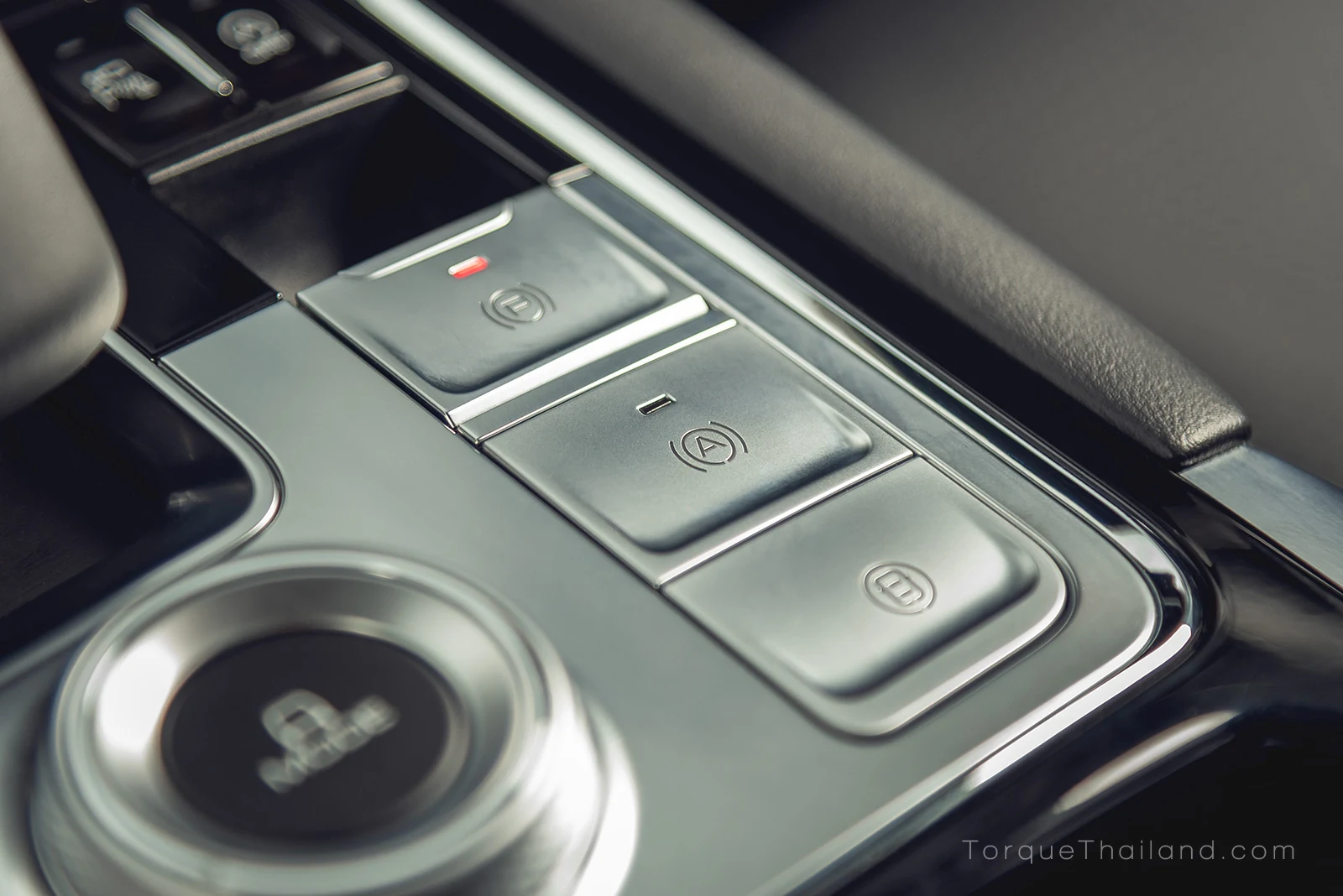 แผงปุ่มควบคุมระบบเบรกมือไฟฟ้า ที่ติดตั้งพร้อมกับระบบ Auto Hold มาให้เป็นอุปกรณ์มาตรฐาน
