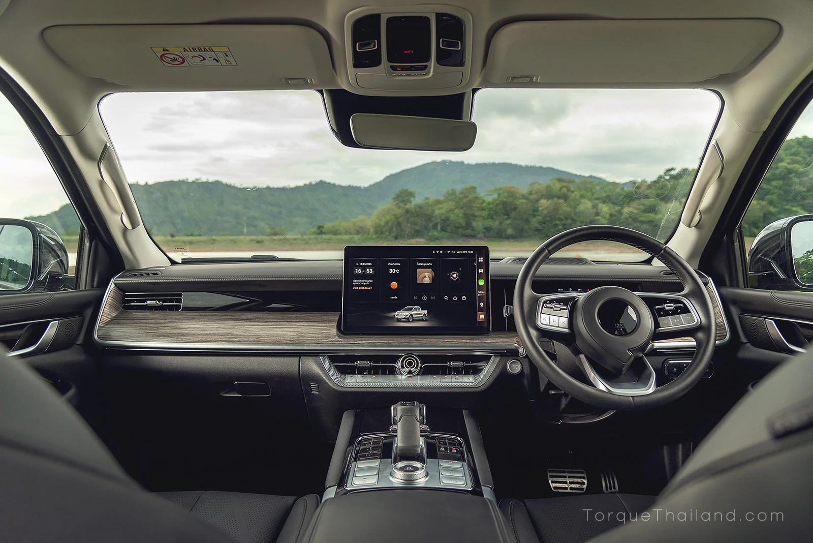 แดชบอร์ดภายในห้องโดยสารของ Poer ที่ใช้วัสดุและชิ้นส่วนร่วมกับ SUV รุ่นเรือธงอย่าง Tank 500 ทำให้ดูหรูหรากว่ารถกระบะรุ่นอื่นๆ ในไทย