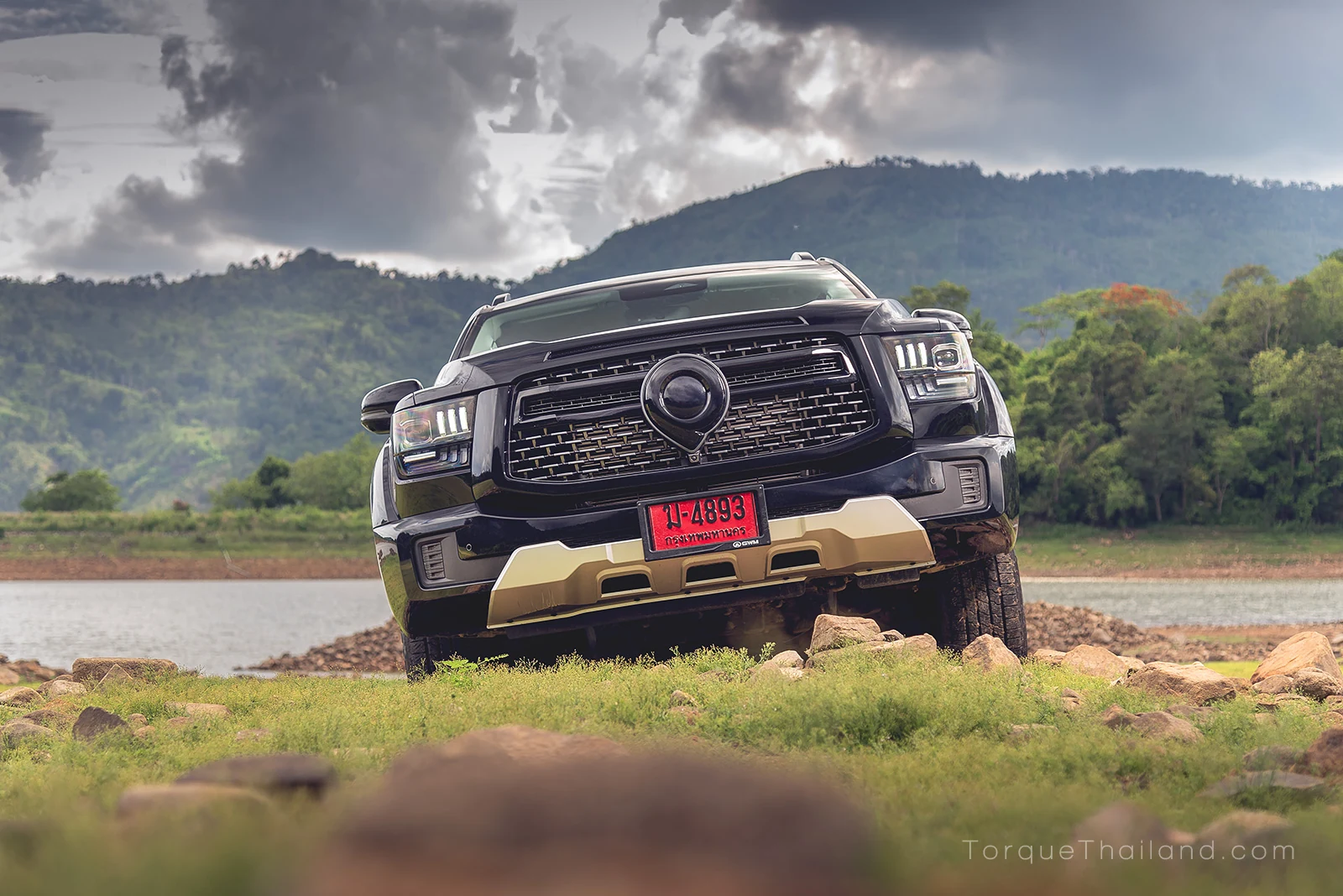 รถ GWM Poer Sahar เต็มคันมุมหน้าตรง แสดงมิติตัวถังแบบ Full-size Truck ที่กว้างเกือบ 2 เมตรและยาว 5.445 เมตร ซึ่งมีขนาดกว้างที่สุดเมื่อเทียบกับรถกระบะมาตรฐานในตลาด