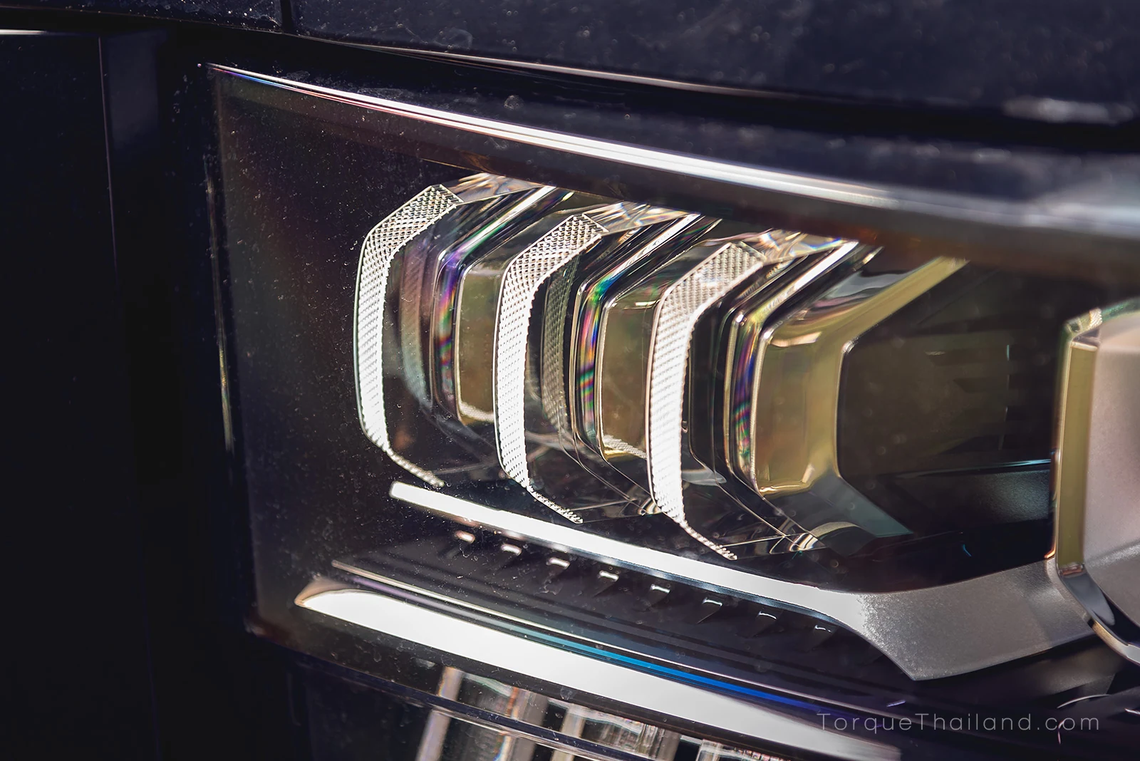 ไฟ DRL แบบ 3 แถวแนวตั้งภายในชุดไฟหน้า สำหรับใช้เป็นไฟสัญญาณขณะขับขี่ในเวลากลางวัน