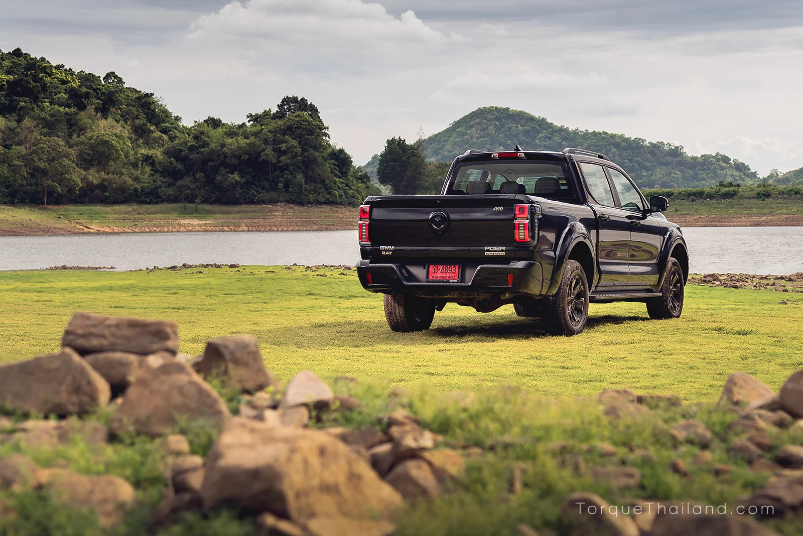 รถ Poer เต็มคันมุมมองท้ายเฉียง แสดงพื้นที่บรรทุกกระบะหลังที่มีขนาดใกล้เคียง Ford Ranger ตัวถัง 4 ประตู แต่มีระยะระหว่างซุ้มล้อแคบกว่า 117 มิลลิเมตร และมีความลึกน้อยกว่า 25 มิลลิเมตร