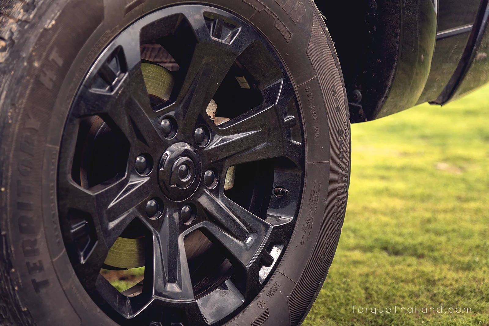 ดิสก์เบรกพร้อมช่องระบายความร้อนที่ล้อหลังซ้าย ซึ่งเป็นส่วนหนึ่งของระบบเบรกทั้งสี่ล้อที่ให้พลังการเบรกเพียงพอต่อการใช้งาน