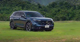 รถยนต์ Honda CR-V เจเนอเรชั่นที่ 6 เต็มคันในมุมหน้าเฉียง ซึ่งมีมิติตัวถังยาวกว่าเจเนอเรชั่นที่ 5 ถึง 120 มม. ทำให้ความยาวรวมเกือบถึง 4.7 เมตร แต่เป็นขนาดใหญ่สุดไม่เกิน 5 เมตรที่ Torque Thailand ทดสอบแล้วว่ายังขับใช้งานในกรุงเทพฯ ทั้งการจอด เข้าซอย และกลับรถได้สะดวก