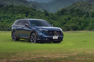 รถยนต์ Honda CR-V เจเนอเรชั่นที่ 6 เต็มคันในมุมหน้าเฉียง ซึ่งมีมิติตัวถังยาวกว่าเจเนอเรชั่นที่ 5 ถึง 120 มม. ทำให้ความยาวรวมเกือบถึง 4.7 เมตร แต่เป็นขนาดใหญ่สุดไม่เกิน 5 เมตรที่ Torque Thailand ทดสอบแล้วว่ายังขับใช้งานในกรุงเทพฯ ทั้งการจอด เข้าซอย และกลับรถได้สะดวก