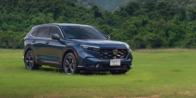 รถยนต์ Honda CR-V เจเนอเรชั่นที่ 6 เต็มคันในมุมหน้าเฉียง ซึ่งมีมิติตัวถังยาวกว่าเจเนอเรชั่นที่ 5 ถึง 120 มม. ทำให้ความยาวรวมเกือบถึง 4.7 เมตร แต่เป็นขนาดใหญ่สุดไม่เกิน 5 เมตรที่ Torque Thailand ทดสอบแล้วว่ายังขับใช้งานในกรุงเทพฯ ทั้งการจอด เข้าซอย และกลับรถได้สะดวก