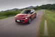 รถยนต์ Nissan Kicks e-Power SV ปี 2026 เต็มคัน มุมหน้าเฉียง ขณะขับขี่ด้วยความเร็ว ทดสอบพวงมาลัยและช่วงล่างที่เซ็ตมาโทนกลางๆ ให้ความมั่นใจในการบังคับควบคุมได้ดี