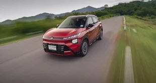 รถยนต์ Nissan Kicks e-Power SV ปี 2026 เต็มคัน มุมหน้าเฉียง ขณะขับขี่ด้วยความเร็ว ทดสอบพวงมาลัยและช่วงล่างที่เซ็ตมาโทนกลางๆ ให้ความมั่นใจในการบังคับควบคุมได้ดี