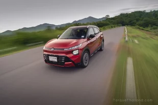 รถยนต์ Nissan Kicks e-Power SV ปี 2026 เต็มคัน มุมหน้าเฉียง ขณะขับขี่ด้วยความเร็ว ทดสอบพวงมาลัยและช่วงล่างที่เซ็ตมาโทนกลางๆ ให้ความมั่นใจในการบังคับควบคุมได้ดี