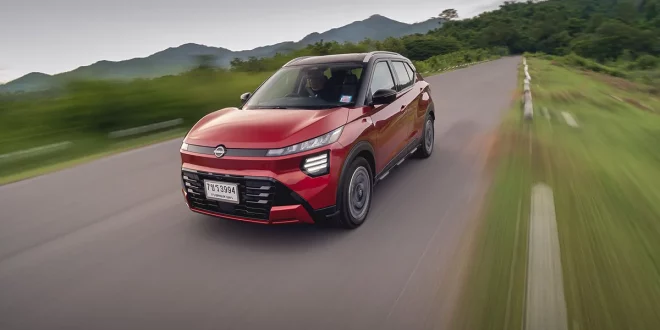 รถยนต์ Nissan Kicks e-Power SV ปี 2026 เต็มคัน มุมหน้าเฉียง ขณะขับขี่ด้วยความเร็ว ทดสอบพวงมาลัยและช่วงล่างที่เซ็ตมาโทนกลางๆ ให้ความมั่นใจในการบังคับควบคุมได้ดี