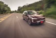 ภาพเต็มคันมุมหน้าเฉียงของ Volvo EX90 Twin Performance (2025) ขณะขับด้วยความเร็ว ซึ่งจากการใช้งานทั่วไปพบว่ามีอัตราการใช้พลังงานเฉลี่ย 19.7 kWh/100 กม. และแสดงระยะทางขับขี่ 542 กม. เมื่อชาร์จเต็ม 100%