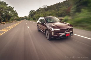 ภาพเต็มคันมุมหน้าเฉียงของ Volvo EX90 Twin Performance (2025) ขณะขับด้วยความเร็ว ซึ่งจากการใช้งานทั่วไปพบว่ามีอัตราการใช้พลังงานเฉลี่ย 19.7 kWh/100 กม. และแสดงระยะทางขับขี่ 542 กม. เมื่อชาร์จเต็ม 100%