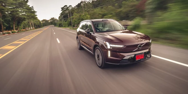 ภาพเต็มคันมุมหน้าเฉียงของ Volvo EX90 Twin Performance (2025) ขณะขับด้วยความเร็ว ซึ่งจากการใช้งานทั่วไปพบว่ามีอัตราการใช้พลังงานเฉลี่ย 19.7 kWh/100 กม. และแสดงระยะทางขับขี่ 542 กม. เมื่อชาร์จเต็ม 100%