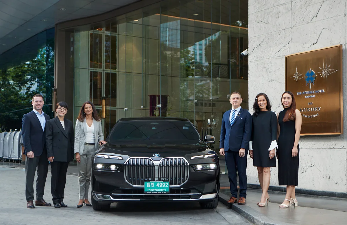พิธีส่งมอบ BMW 750e xDrive M Sport ให้โรงแรม ดิ แอทธินี โฮเทล แบงค็อก ผู้บริหารบีเอ็มดับเบิลยู ประเทศไทย และโรงแรม ดิ แอทธินี โฮเทล แบงค็อก ร่วมส่งมอบ BMW 750e xDrive M Sport