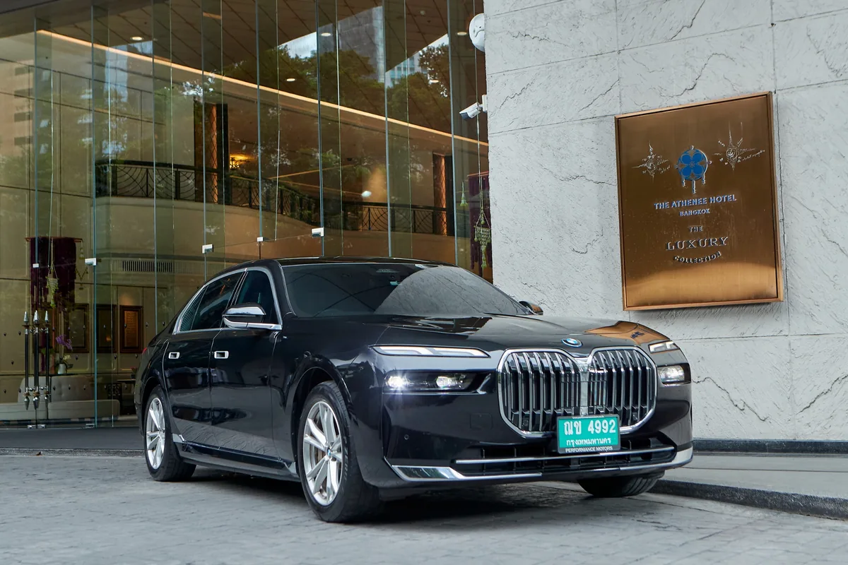 BMW 750e xDrive M Sport สำหรับบริการลีมูซีนของโรงแรม ดิ แอทธินี โฮเทล แบงค็อก BMW 750e xDrive M Sport จอดหน้าโรงแรม ดิ แอทธินี โฮเทล แบงค็อก สำหรับบริการลีมูซีน