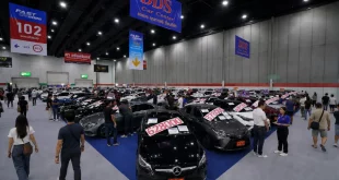 ภาพรวมโซนรถยนต์ใช้แล้ว DDS ภายในงาน FAST Auto Show Thailand 2026 มีรถหลากหลายรุ่นพร้อมป้ายราคา