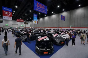 ภาพรวมโซนรถยนต์ใช้แล้ว DDS ภายในงาน FAST Auto Show Thailand 2026 มีรถหลากหลายรุ่นพร้อมป้ายราคา