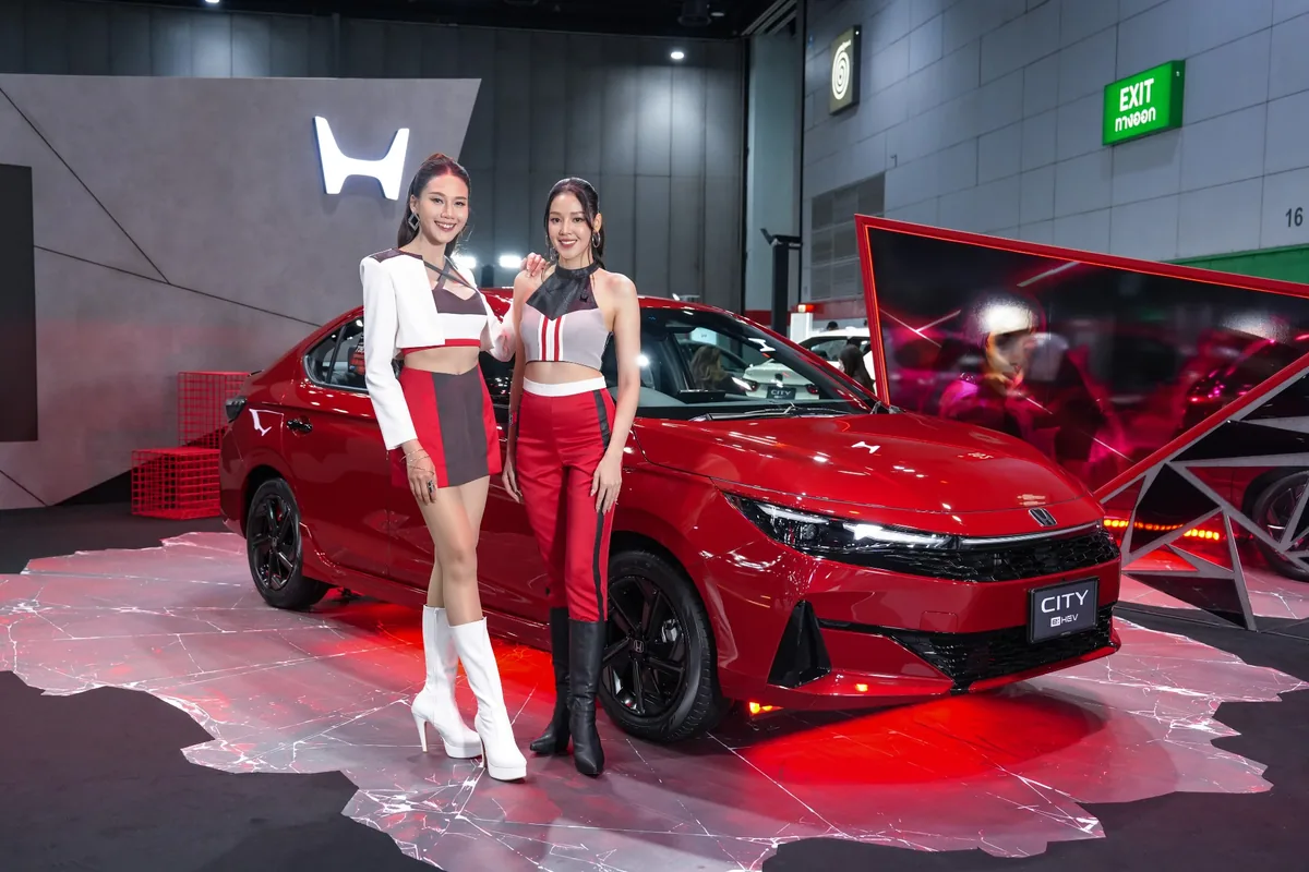 Honda City e:HEV ในงาน ฟาสต์ ออโต โชว์ ไทยแลนด์ 2026 Honda City e:HEV สีแดง ภายในงาน ฟาสต์ ออโต โชว์ ไทยแลนด์ 2026 พร้อมพริตตี้