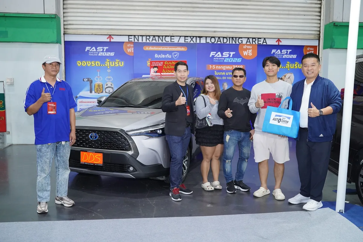 ลูกค้าเยี่ยมชมและจองรถที่บูธ DDS ในงาน FAST Auto Show 2026 ลูกค้าและทีมงานถ่ายภาพร่วมกันที่บูธ DDS ภายในงาน FAST Auto Show Thailand 2026