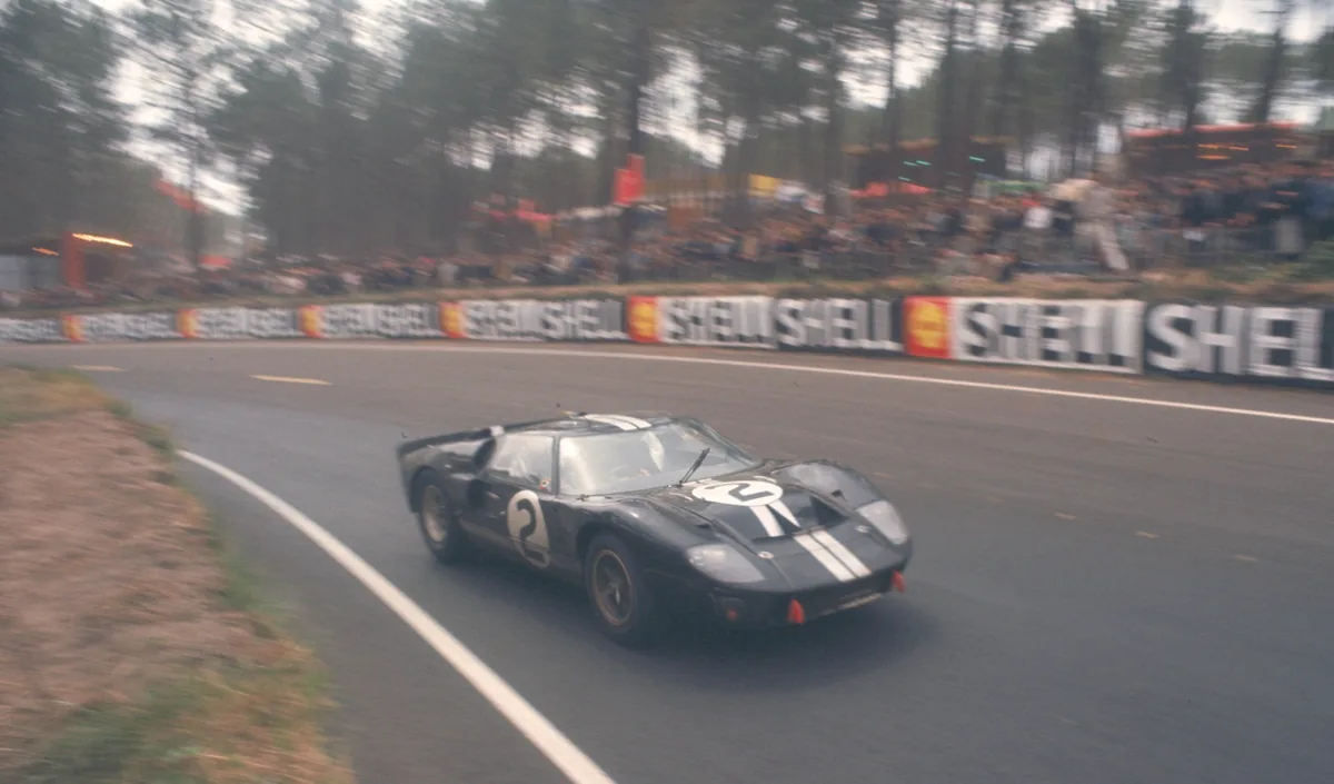 Ford GT40 MkII ตำนานแชมป์เลอม็อง 1966 รถแข่ง Ford GT40 MkII หมายเลข 2 บนสนามเลอม็อง