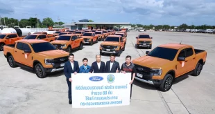 พิธีส่งมอบ Ford Ranger 88 คัน ให้กรมชลประทาน พร้อมรถกระบะเรียงแถวด้านหลัง