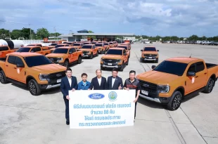 พิธีส่งมอบ Ford Ranger 88 คัน ให้กรมชลประทาน พร้อมรถกระบะเรียงแถวด้านหลัง