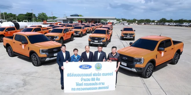 พิธีส่งมอบ Ford Ranger 88 คัน ให้กรมชลประทาน พร้อมรถกระบะเรียงแถวด้านหลัง