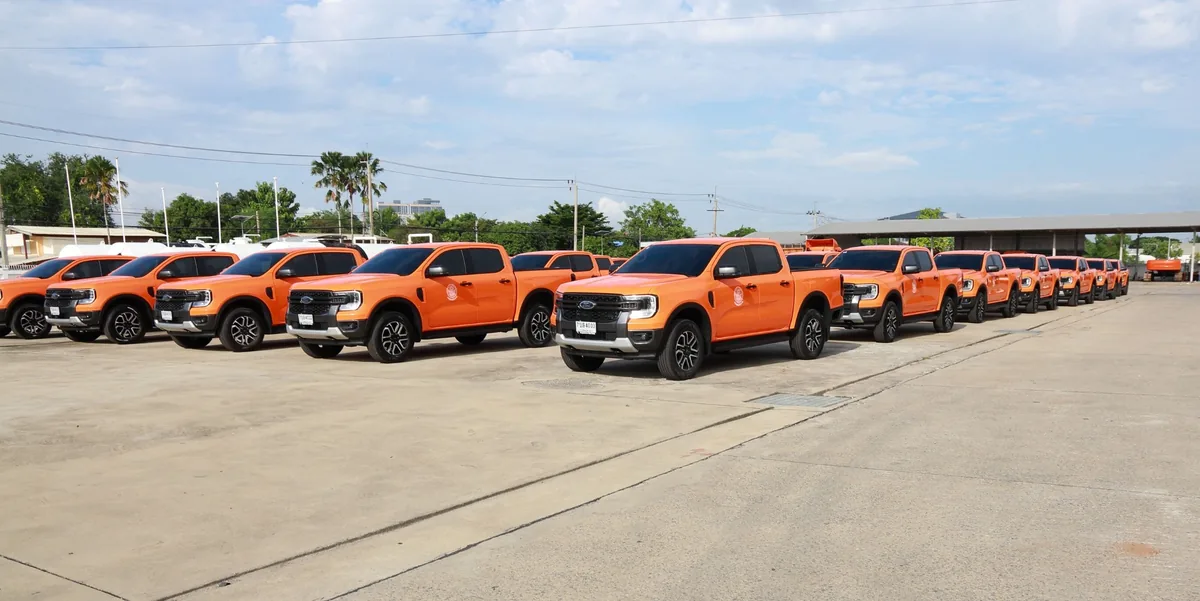 Ford Ranger เรียงแถวเตรียมส่งมอบให้กรมชลประทาน รถ Ford Ranger สีส้มเรียงแถวเตรียมส่งมอบให้กรมชลประทาน