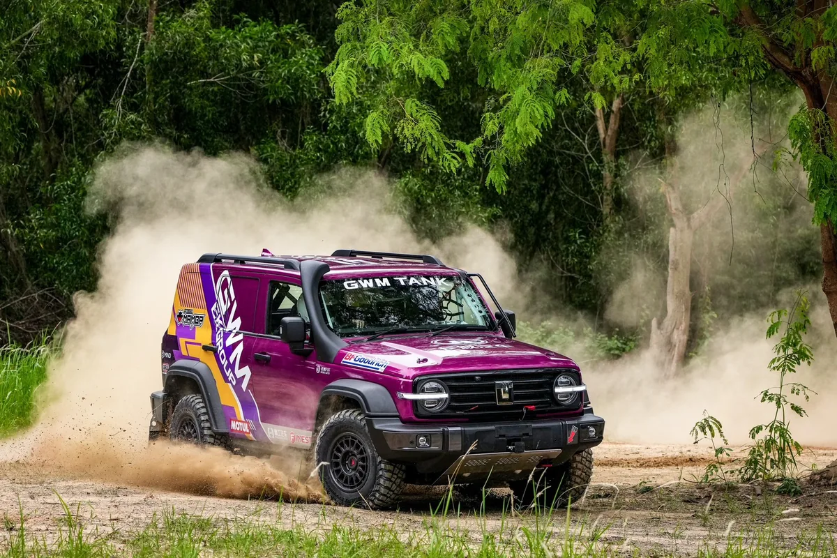 GWM TANK 300 AXCR 2026 มุมหน้าเฉียง ขณะวิ่งฝุ่นตลบ GWM TANK 300 รถแข่ง AXCR 2026 ขับผ่านทางฝุ่น มุมด้านหน้าเฉียง