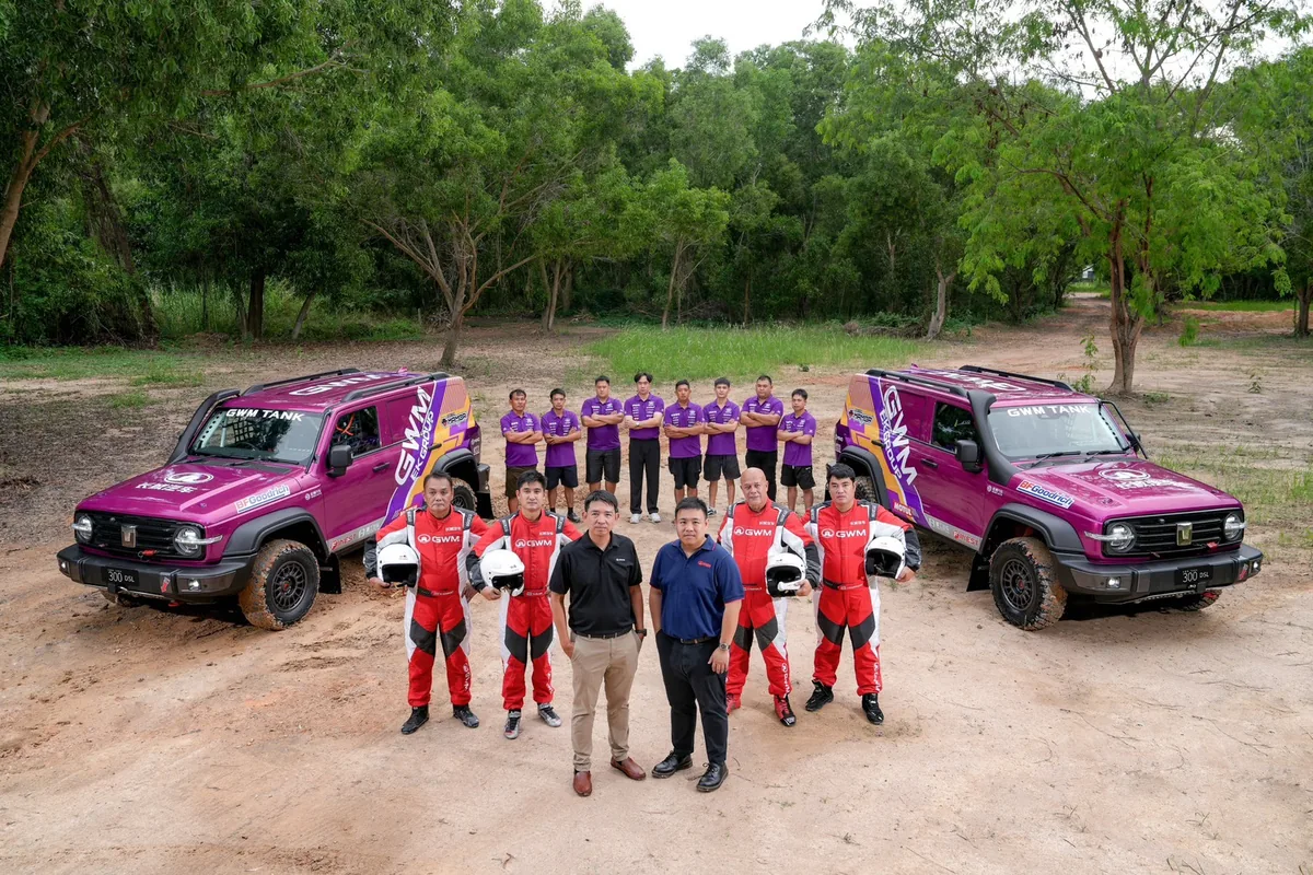 ทีมแข่ง GWM EK Group Racing Team กับ GWM TANK 300 สองคัน ทีม GWM EK Group Racing Team ถ่ายภาพร่วมกับ GWM TANK 300 สองคัน ก่อนลุย AXCR 2026