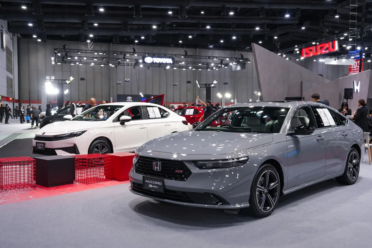 Honda Accord e:HEV 2026 สีเทา ในงาน FAST Auto Show Thailand 2026 Honda Accord e:HEV 2026 สีเทา มุมด้านหน้าสามส่วน ในงาน FAST Auto Show Thailand 2026