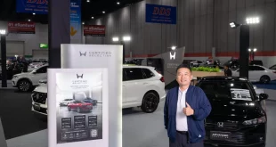 ผู้บริหารยืนหน้าบูธ Honda Certified Selection ในงาน FAST Auto Show 2026 พร้อมรถมือสองคุณภาพ