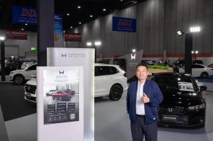 ผู้บริหารยืนหน้าบูธ Honda Certified Selection ในงาน FAST Auto Show 2026 พร้อมรถมือสองคุณภาพ