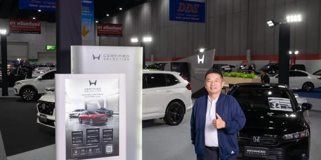 ผู้บริหารยืนหน้าบูธ Honda Certified Selection ในงาน FAST Auto Show 2026 พร้อมรถมือสองคุณภาพ