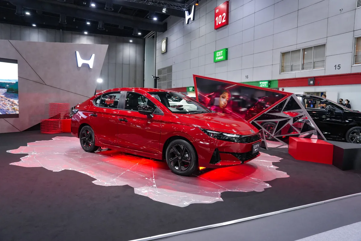 Honda City 2026 สีแดง ในงาน FAST Auto Show Thailand 2026 Honda City 2026 สีแดง มุมด้านหน้าสามส่วน ในงาน FAST Auto Show Thailand 2026