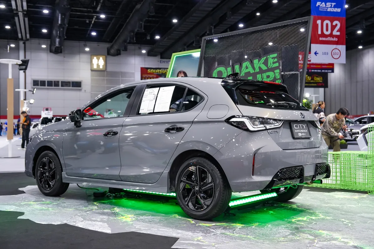 Honda City Hatchback e:HEV 2026 สีเทา ในงาน FAST Auto Show Thailand 2026 Honda City Hatchback e:HEV 2026 สีเทา มุมด้านหลังสามส่วน ในงาน FAST Auto Show Thailand 2026