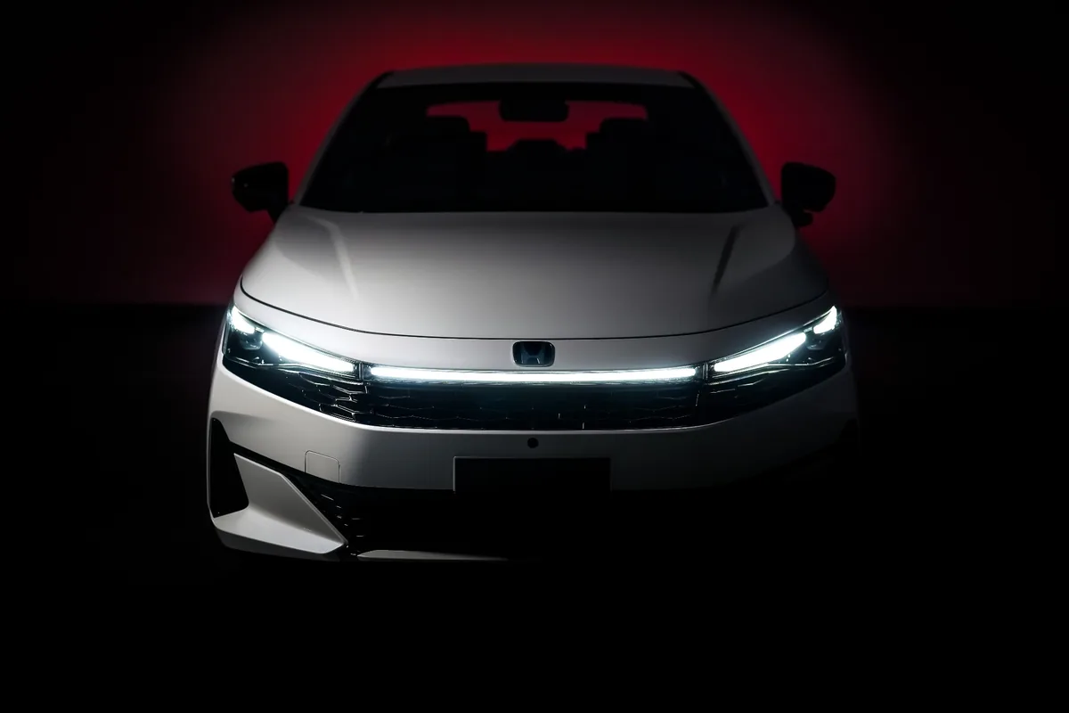 Honda City ใหม่ มุมหน้าดีไซน์สปอร์ต Honda City ใหม่ มุมด้านหน้าในสตูดิโอ พร้อมไฟหน้า LED ดีไซน์สปอร์ต