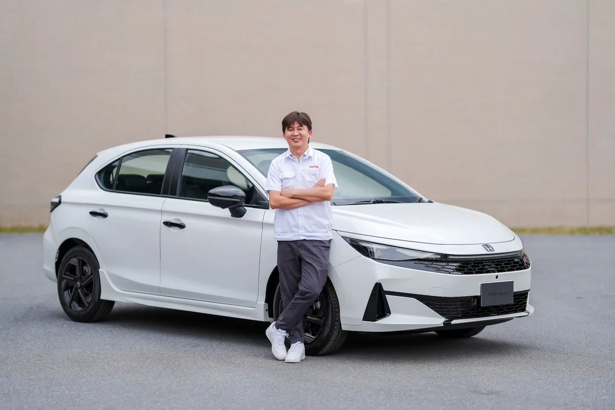 ทีมวิศวกรไทยผู้อยู่เบื้องหลัง Honda City ใหม่ ทีมวิศวกรไทยยืนคู่กับ Honda City ใหม่ สีขาว