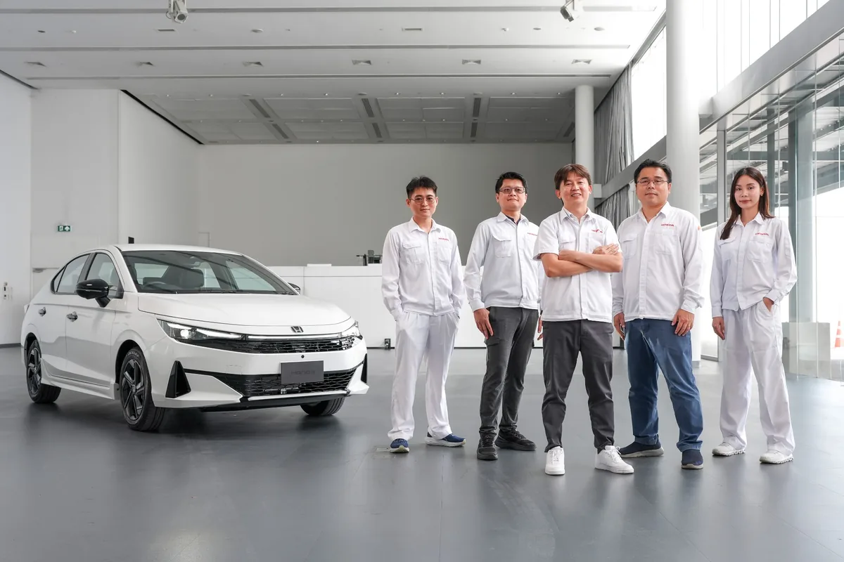 ทีมวิศวกรไทยและ Honda City ใหม่ ภาพหมู่ทีมวิศวกรไทยผู้อยู่เบื้องหลัง Honda City ใหม่ พร้อมรถยนต์สีขาว