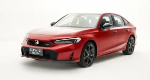 Honda Civic e:HEV RS สีแดง Blazing Red Pearl มุมด้านหน้าสามส่วน พร้อมดีไซน์สปอร์ต
