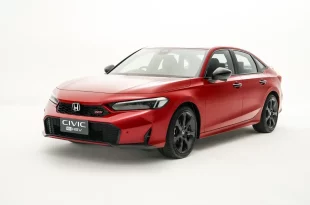 Honda Civic e:HEV RS สีแดง Blazing Red Pearl มุมด้านหน้าสามส่วน พร้อมดีไซน์สปอร์ต
