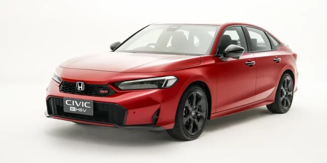 Honda Civic e:HEV RS สีแดง Blazing Red Pearl มุมด้านหน้าสามส่วน พร้อมดีไซน์สปอร์ต