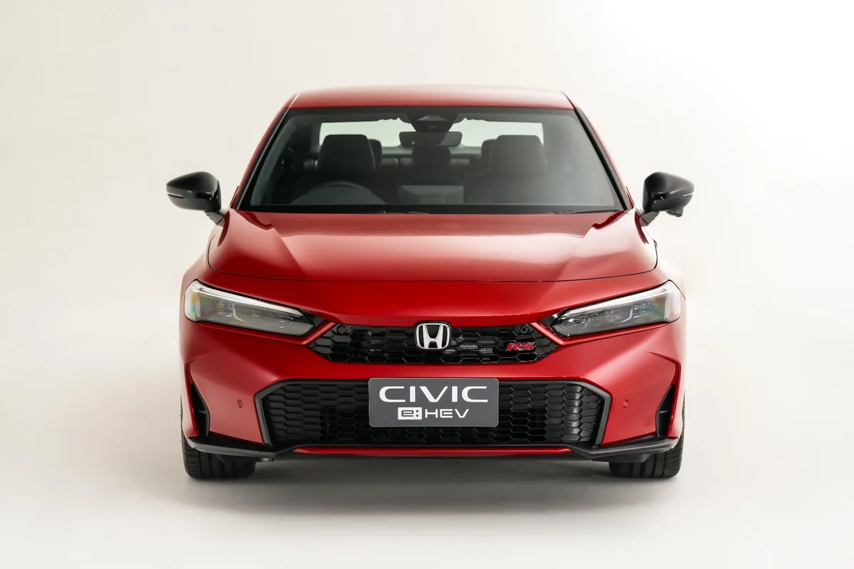 Honda Civic e:HEV RS สี Blazing Red Pearl มุมด้านหน้า Honda Civic e:HEV RS สีแดง Blazing Red Pearl มุมด้านหน้าตรง