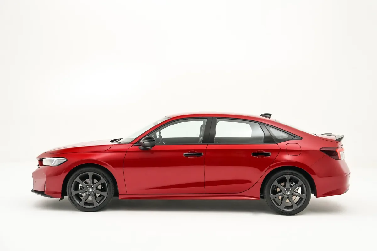 Honda Civic e:HEV RS สี Blazing Red Pearl มุมด้านข้าง Honda Civic e:HEV RS สีแดง Blazing Red Pearl มุมด้านข้าง