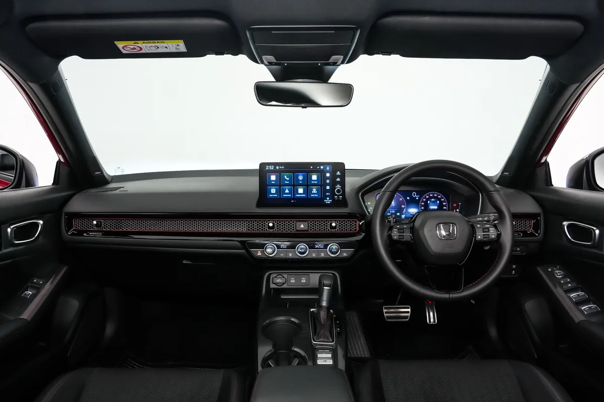 ห้องโดยสารและแดชบอร์ด Honda Civic e:HEV RS ห้องโดยสารด้านหน้าของ Honda Civic e:HEV RS พร้อมพวงมาลัย หน้าจอสัมผัส และแผงหน้าปัด