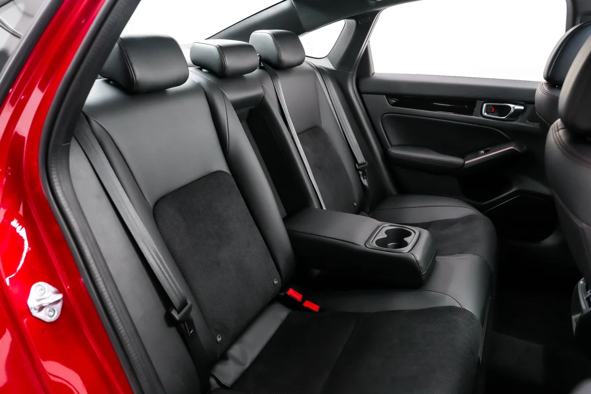เบาะนั่งด้านหลัง Honda Civic e:HEV RS เบาะนั่งด้านหลังของ Honda Civic e:HEV RS พร้อมที่วางแขนและที่วางแก้ว