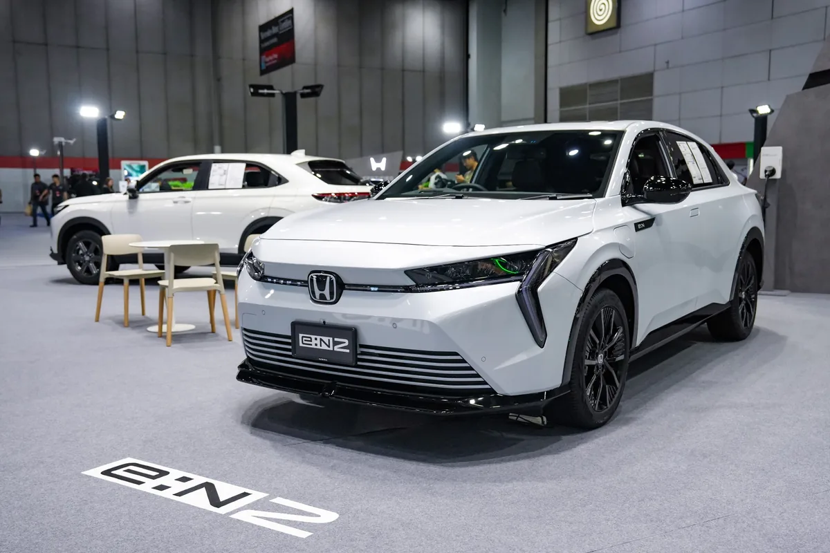 Honda e:N2 2026 สีขาว ในงาน FAST Auto Show Thailand 2026 Honda e:N2 2026 สีขาว มุมด้านหน้าสามส่วน ในงาน FAST Auto Show Thailand 2026