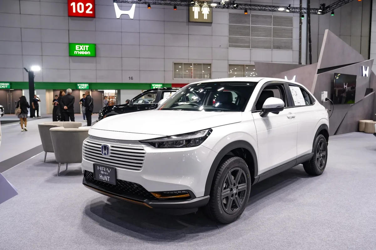 Honda HR-V e:HEV HuNT 2026 สีขาว ในงาน FAST Auto Show Thailand 2026 Honda HR-V e:HEV HuNT 2026 สีขาว มุมด้านหน้าสามส่วน ในงาน FAST Auto Show Thailand 2026